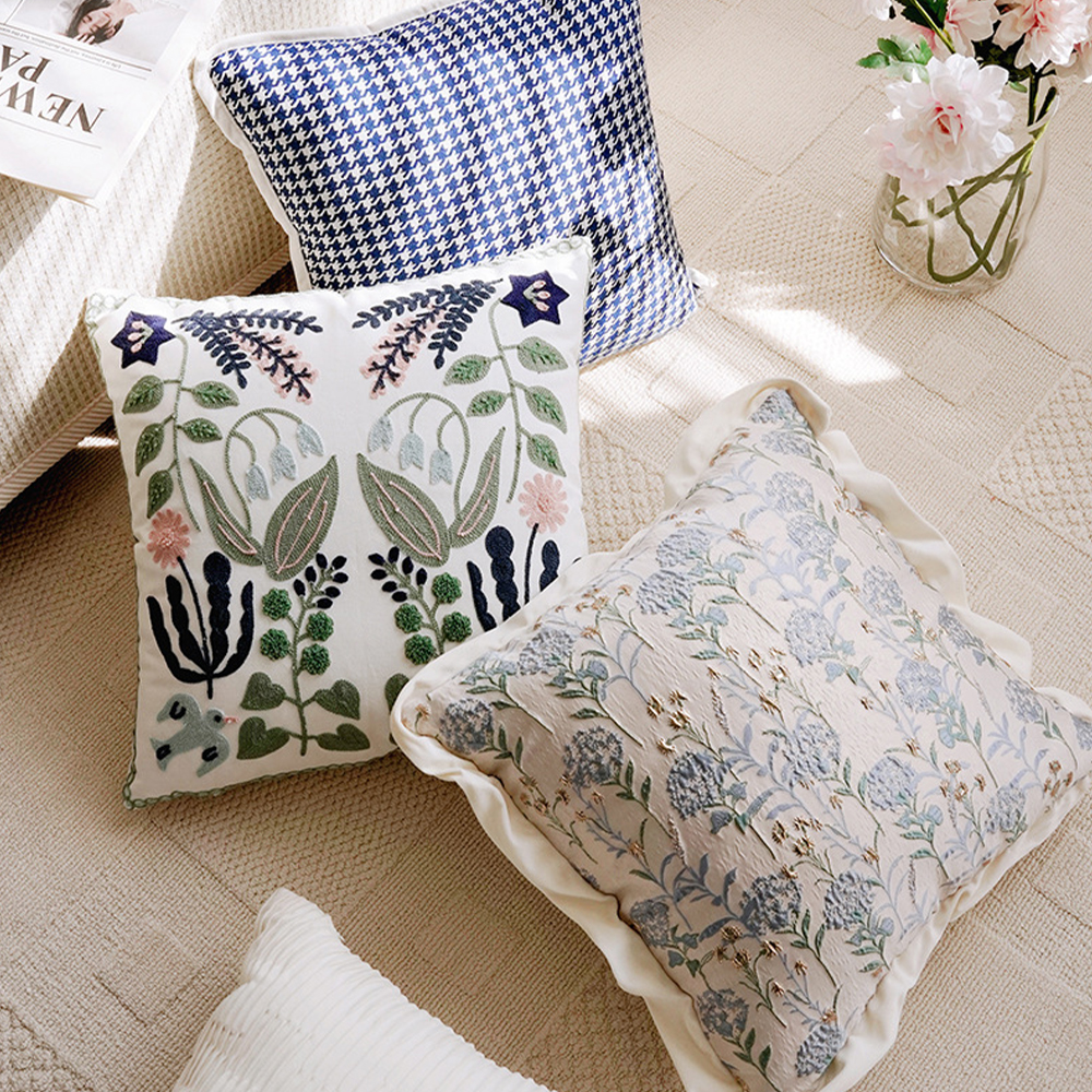 Almofada decorativa delicada com bordado botânico
