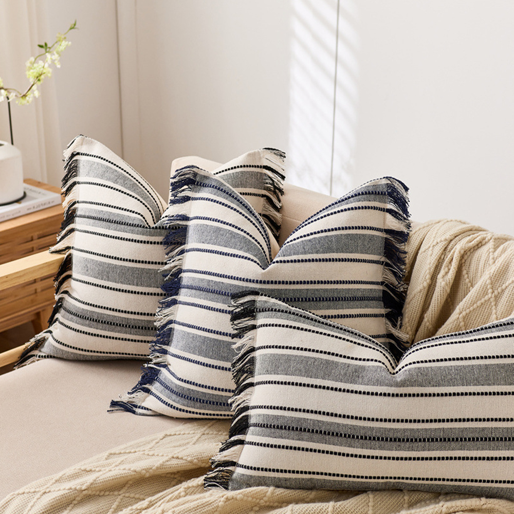 Almofada decorativa com franjas e elegante borla nas bordas