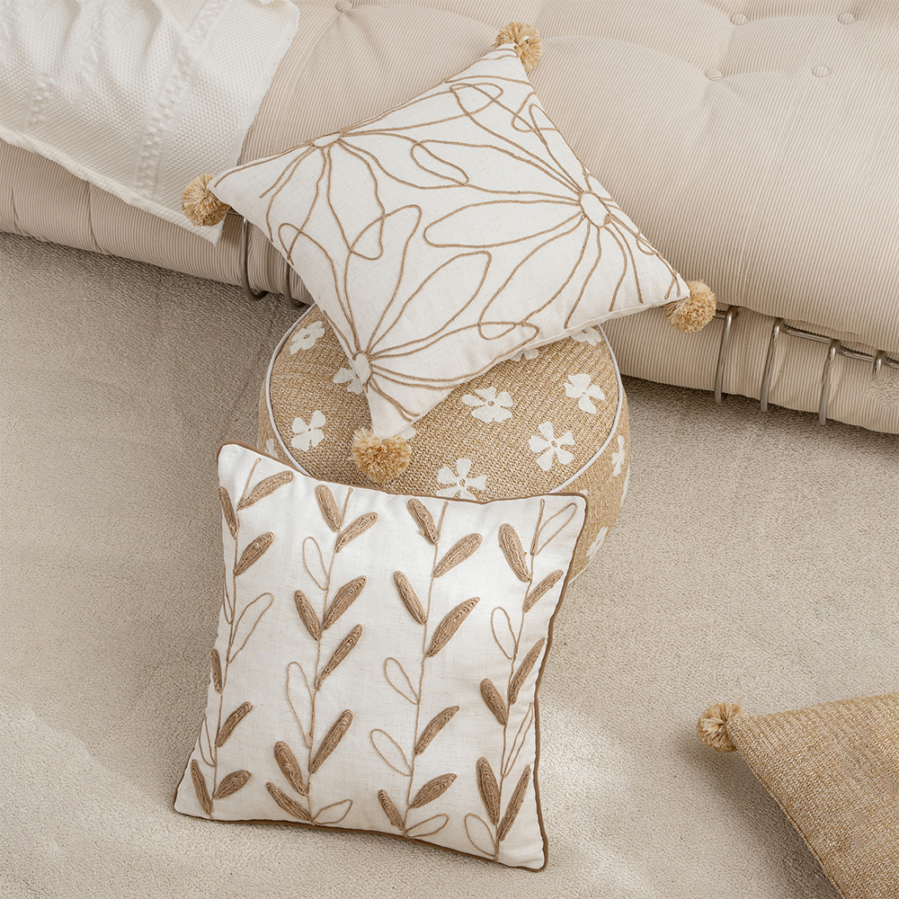 Almofada decorativa com bordado de corda floral